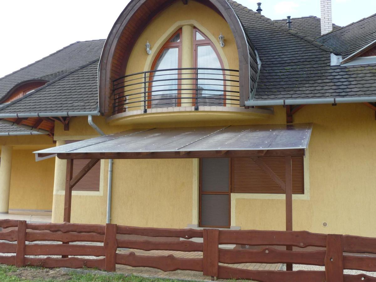 Nadas Tarsashaz Balatonlelle Exterior photo